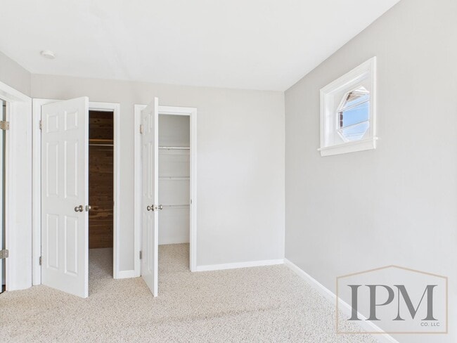 Building Photo - Available Now - 2 Bedroom located in Centr...