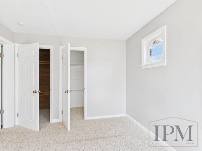 Building Photo - Available Now - Cozy 2 Bedroom, 1 Bath Sin...