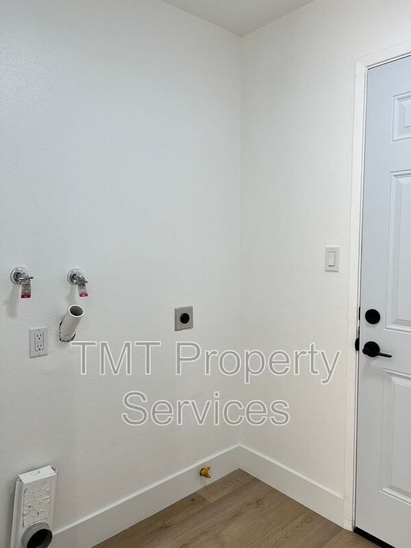 Building Photo - 610 E Newlove Dr