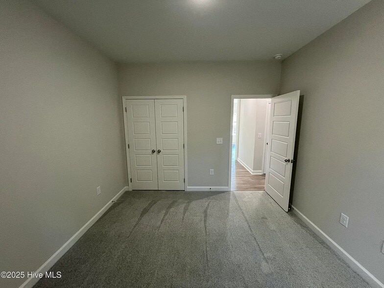 Building Photo - 403 Creeks Edge Dr