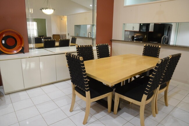 Building Photo - 7557 Lexington Club Blvd