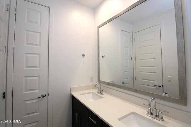 Building Photo - 1649 W la Mirada Dr