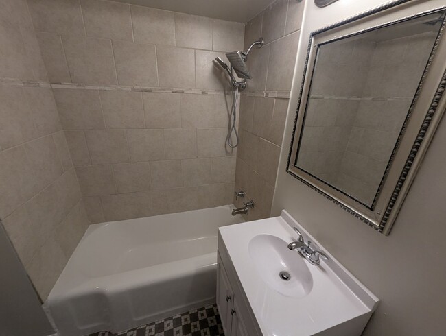 Building Photo - Ravenswood Renovated One Bedroom