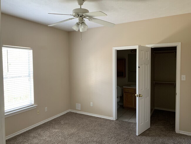 Building Photo - 612 Townplace Dr