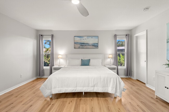 Building Photo - 762 SE River Ln