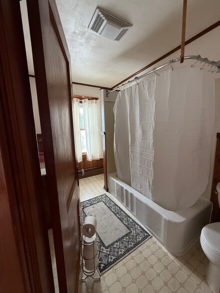 Private bathroom - 115 N 17th St