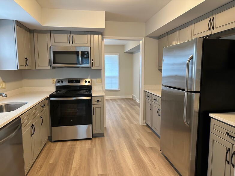 Kitchen - 1455 Eaton Ave