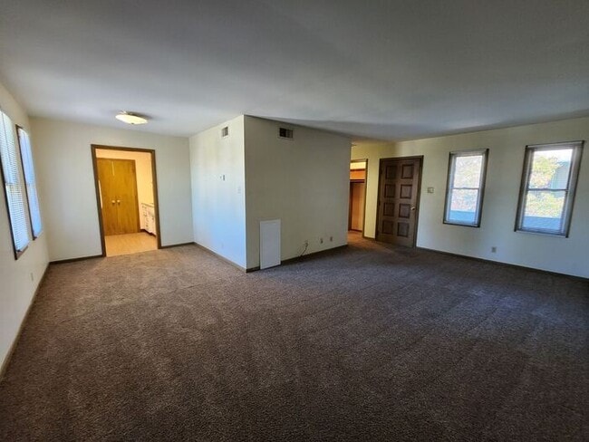 Building Photo - 1 Bedroom Apartment-Upper Apartment