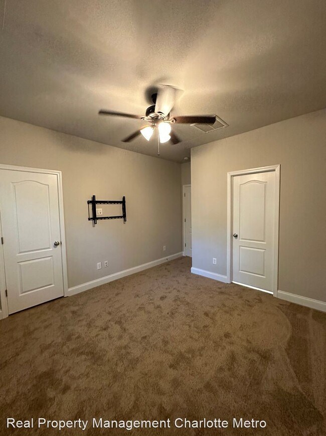 Building Photo - 2 br, 2.5 bath House - 1122 Dean Hall Lane