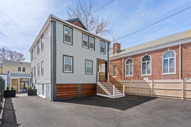 Building Photo - 202 Elm St