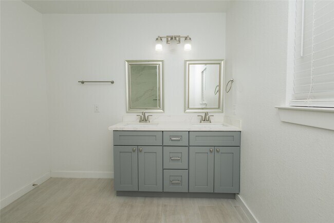 Building Photo - 2202 4th St