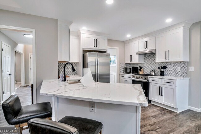 Building Photo - 8008 Clearview Cir