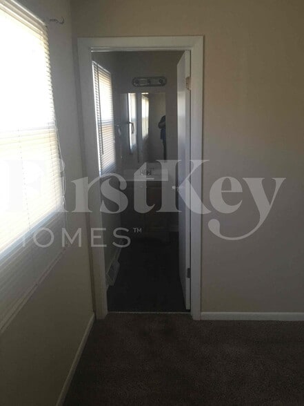 Building Photo - 410 S Villa Ave