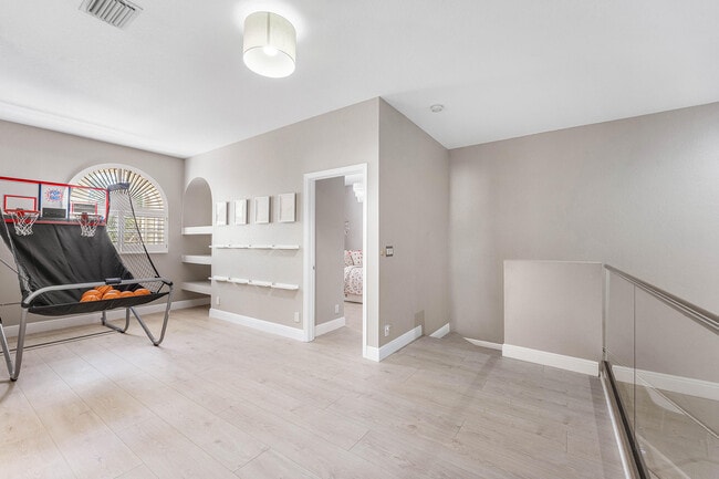 Building Photo - 121 Palm Cir