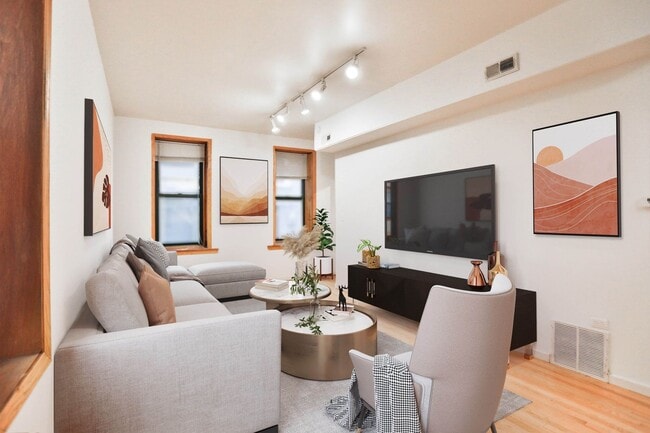 Building Photo - Video Tour- Wicker Park Large Top Floor 1 Bed (Big Enough For A King), w/Great Sound Insulation, ...