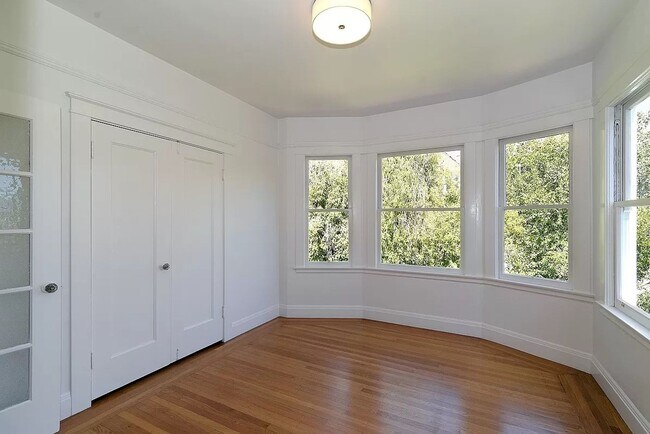 Building Photo - TOP FLOOR 3 BEDROOM FLAT