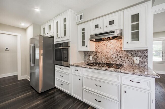 Building Photo - 4924 Mimosa Dr