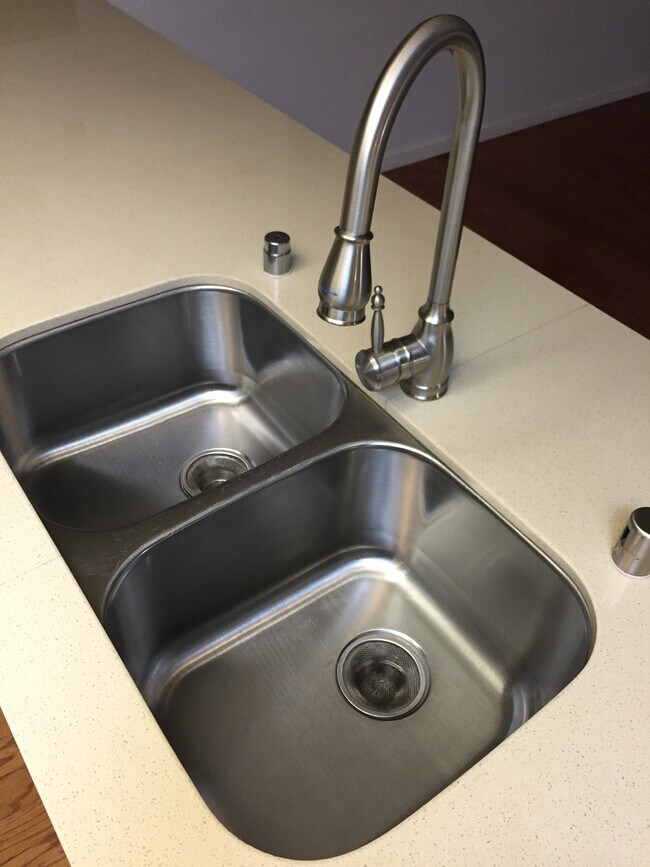 Building Photo - 1838 Coolcrest Way