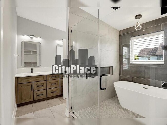 Building Photo - 2008 Yandes St