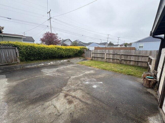 Building Photo - 3 Bed 1 Bath House Eureka