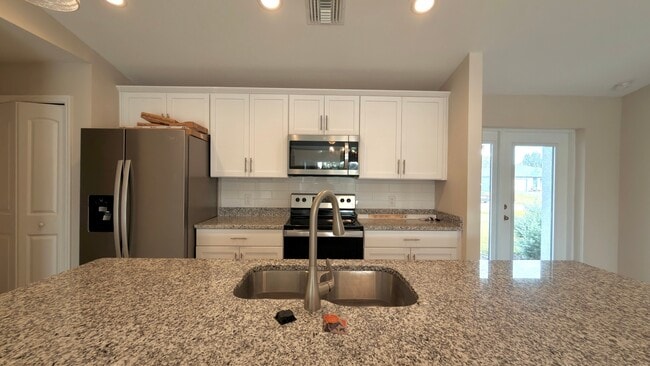 Building Photo - 2920 NW 4th Pl