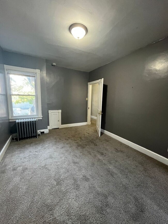 Building Photo - Charming three-bedroom row house available for rent in the desirable Nazareth