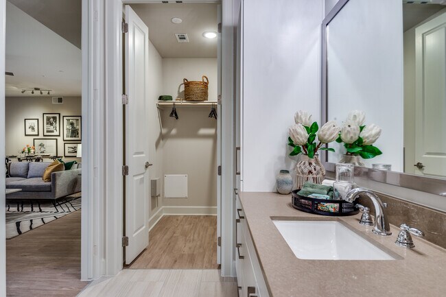 Building Photo - City Living, Extra Perks – Up to 1 Month F...