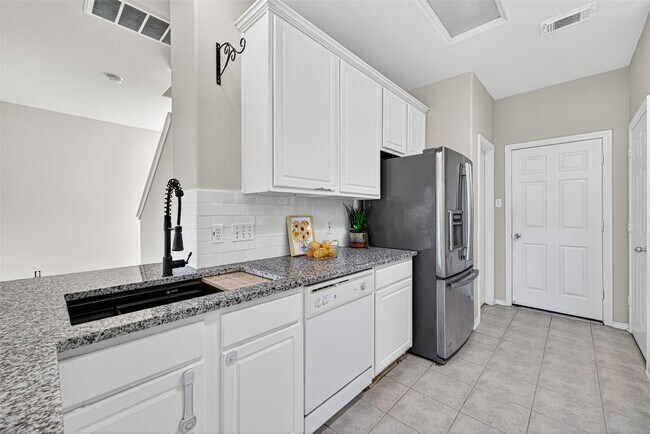 Building Photo - 16855 Carrollton Creek Ln