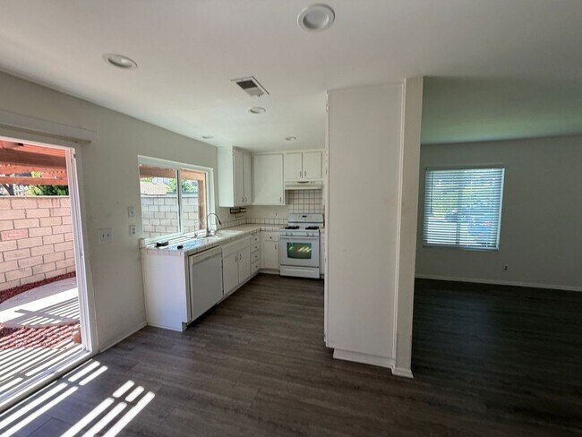 Building Photo - 3 Bedroom Home with Private Patio and Garage in Canyon Park Community