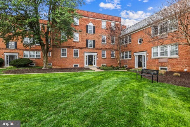 Building Photo - 1812 W Abingdon Dr