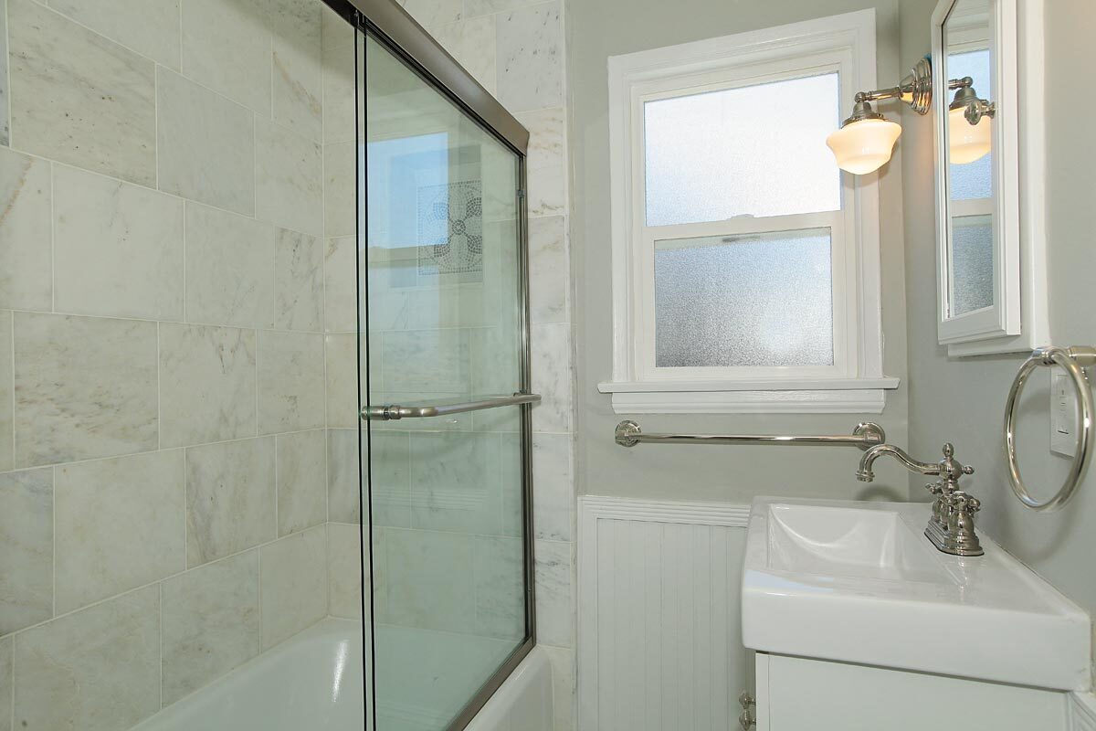 Building Photo - 2577 Granville Ave