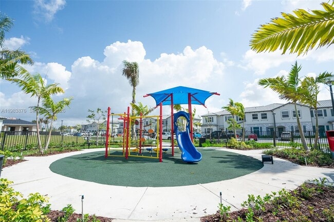 Building Photo - 204 SE 10th St