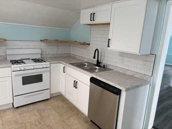 Building Photo - Dallastown SD, Cozy 2 Bedroom/1 Bath 2nd Floor Apartment