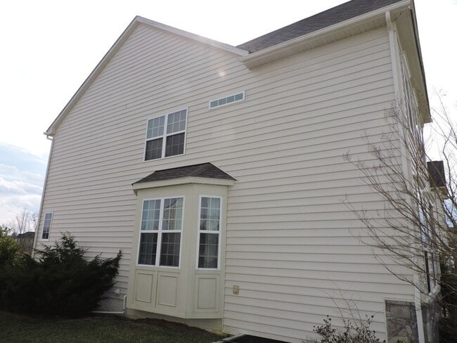 Building Photo - 2983 Devonfield Ave