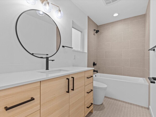 Building Photo - 2bd/1.75ba Seattle Home