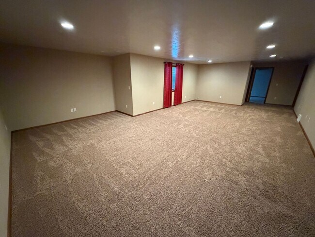 Building Photo - Large Ranch Style Twin Home For Rent