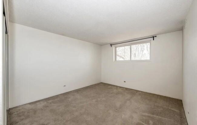Building Photo - 2325 S Linden Ct