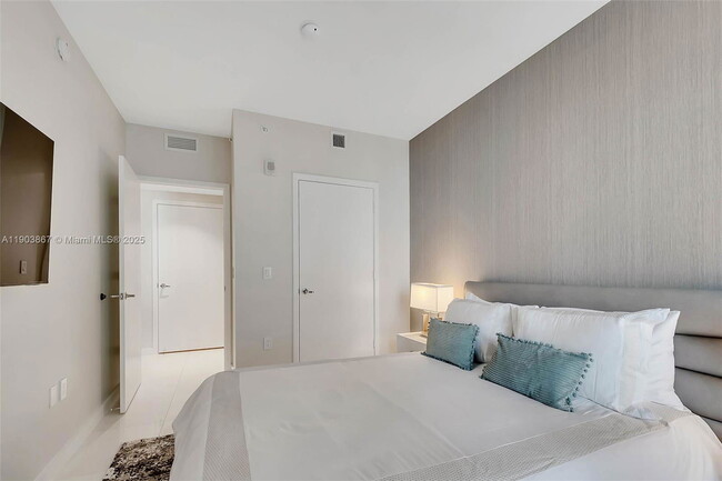 Building Photo - 1010 Brickell Ave