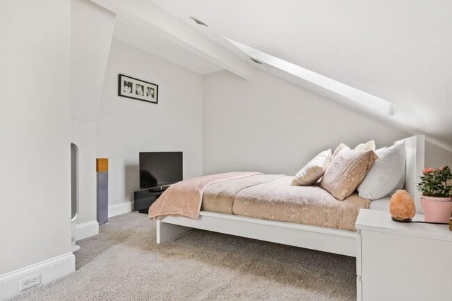 Building Photo - 2840 Peachtree Rd