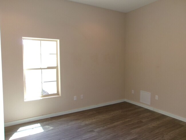Building Photo - Spacious home located in gated community.