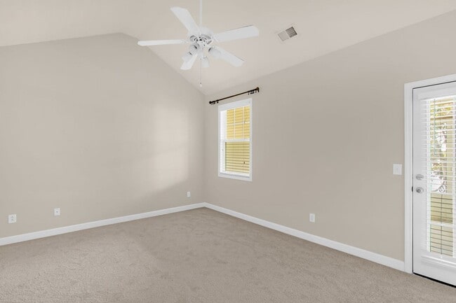 Building Photo - Beautiful Maintanance-Free 3 bedrooms 3 FU...
