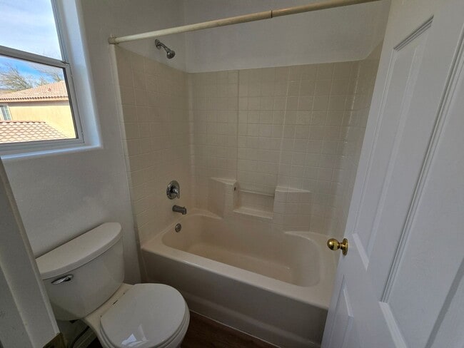 Building Photo - 3 Bedroom Updated Townhouse