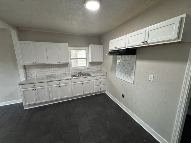 Building Photo - 2760 Lola Ave