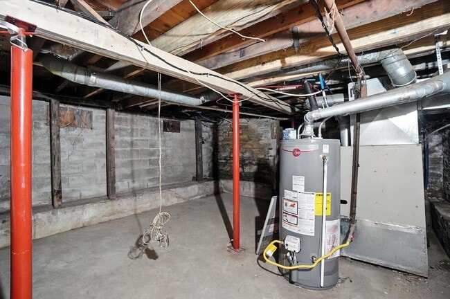 Building Photo - Newly Renovated, Large Home in Dayton!!