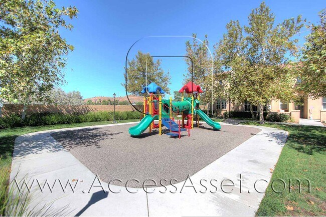 Building Photo - 3 Bed / 2.5 Bath Townhome | Open Layout + Modern Finishes