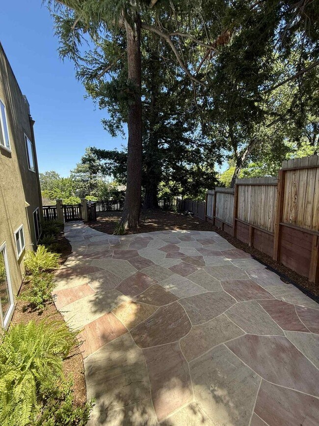 Building Photo - Redwood City Hillside Retreat – 4BR, 3BA w...