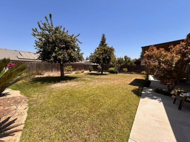 Building Photo - Great home for rent in Visalia