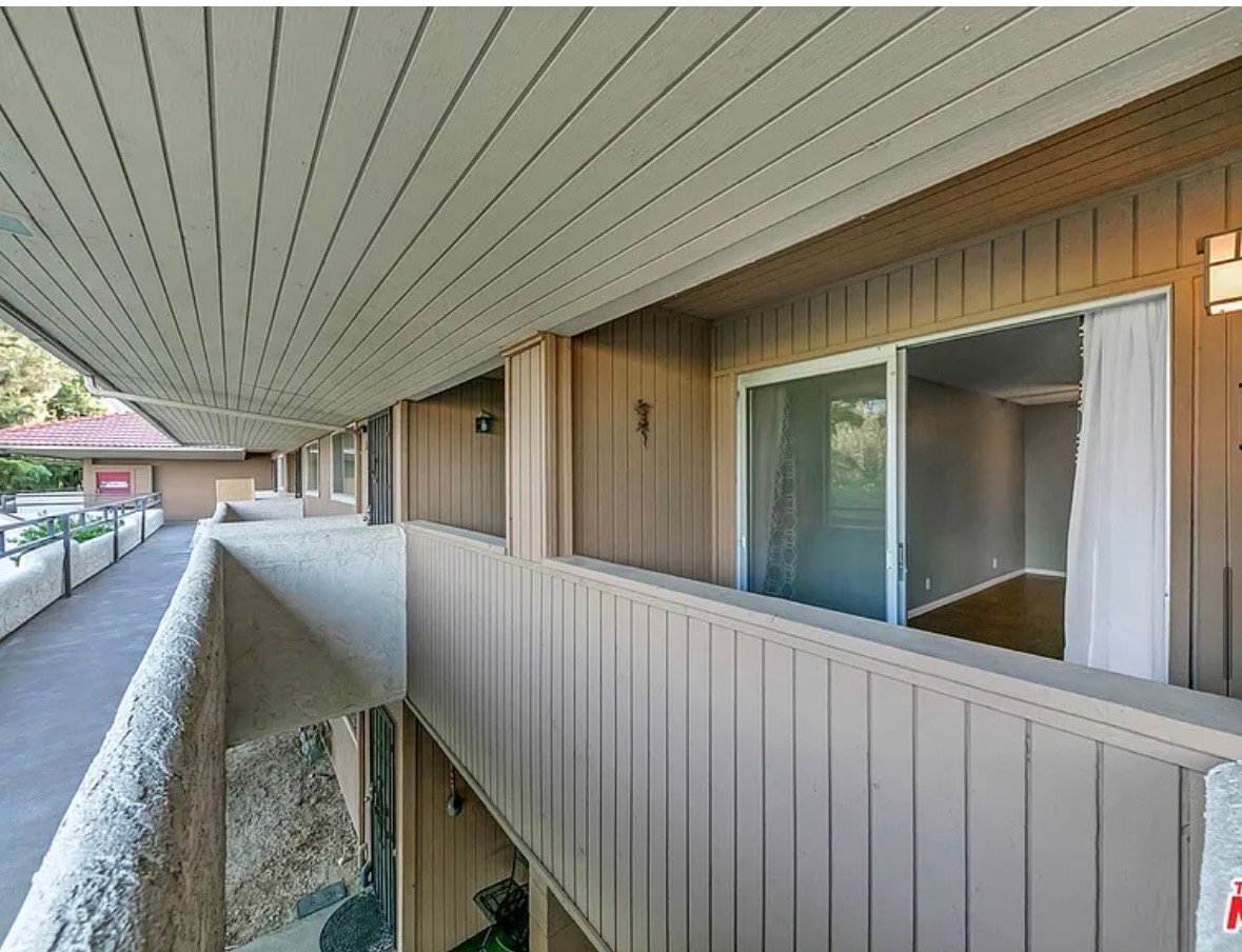 Building Photo - 550 N Villa Ct