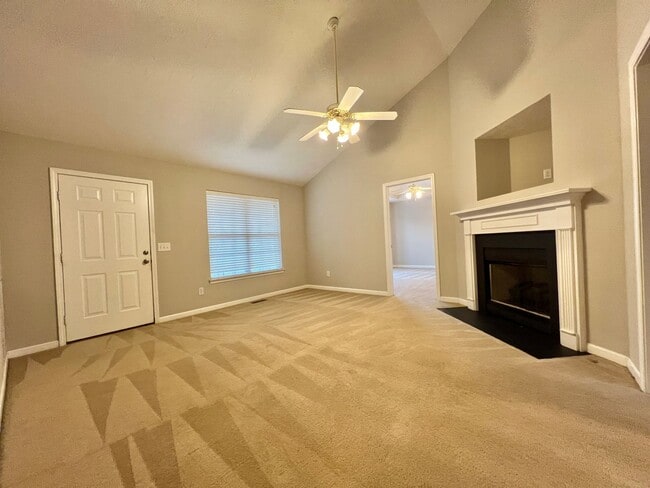 Building Photo - 3 Bedroom 2 Bathroom Home w/ Garage on One Level