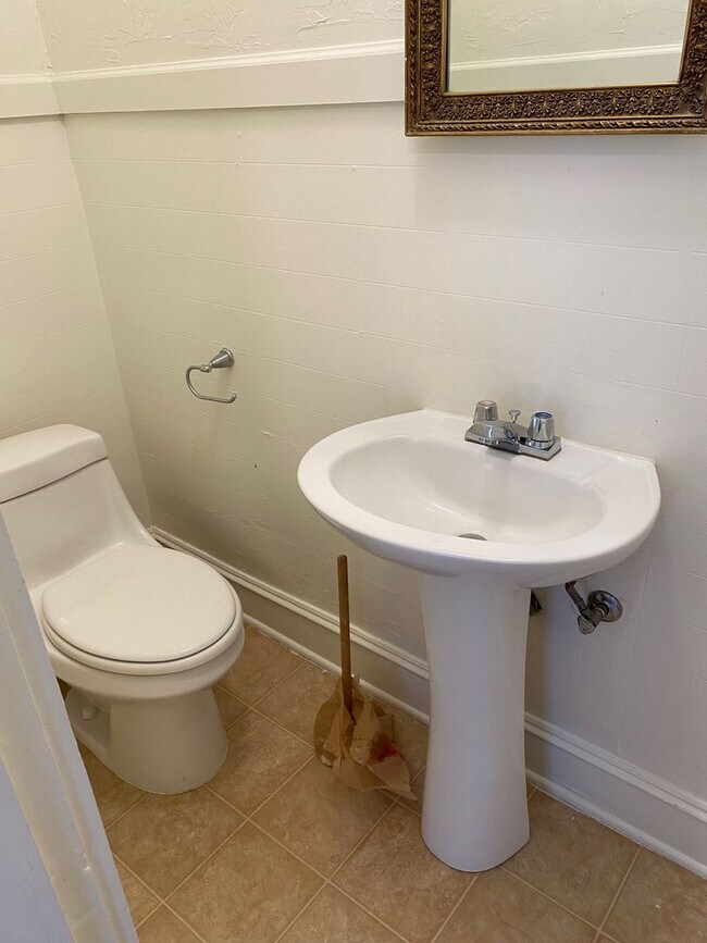 Building Photo - 2BR South Highlands Apt by Byrd High School - Downstairs Unit